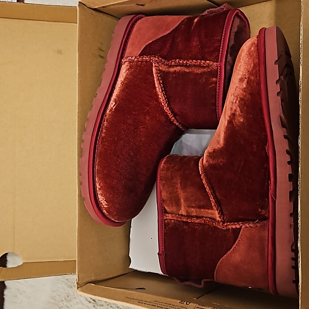 Ugg Velvet Classic Mini Boot in Sangria
